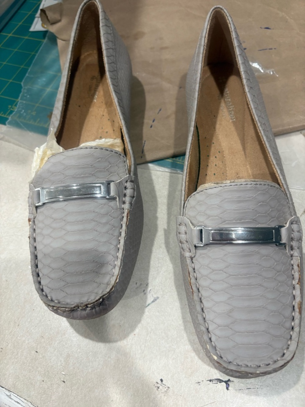 Naturalizer Comfort Gray Snakeskin Embossed Loafers – Women’s 8M